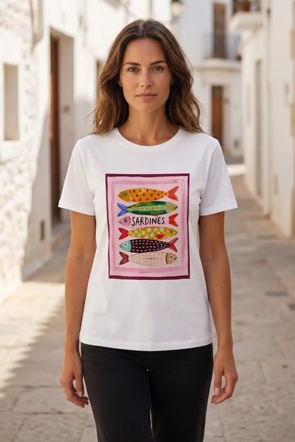 Camiseta blanca mujer con estampado de sardinas coloridas, estilo casual y divertido para verano