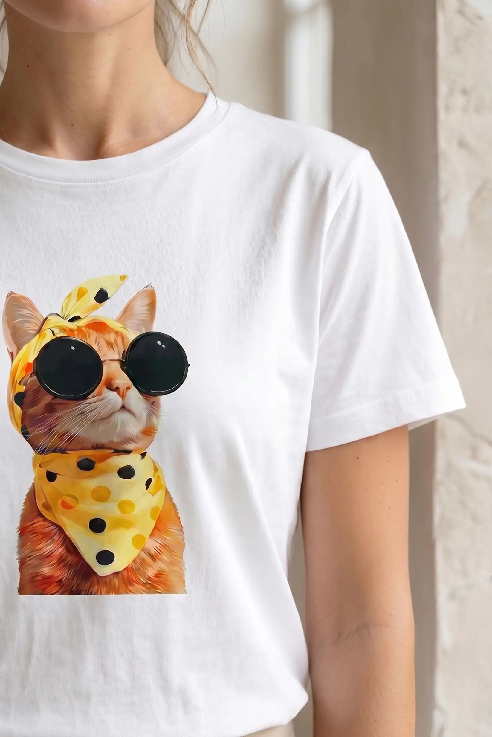 Camiseta blanca de mujer con estampado de gato con gafas de sol y pañuelo amarillo de lunares