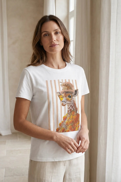 Mujer con camiseta blanca de manga corta y estampado de jirafa, moda casual femenina