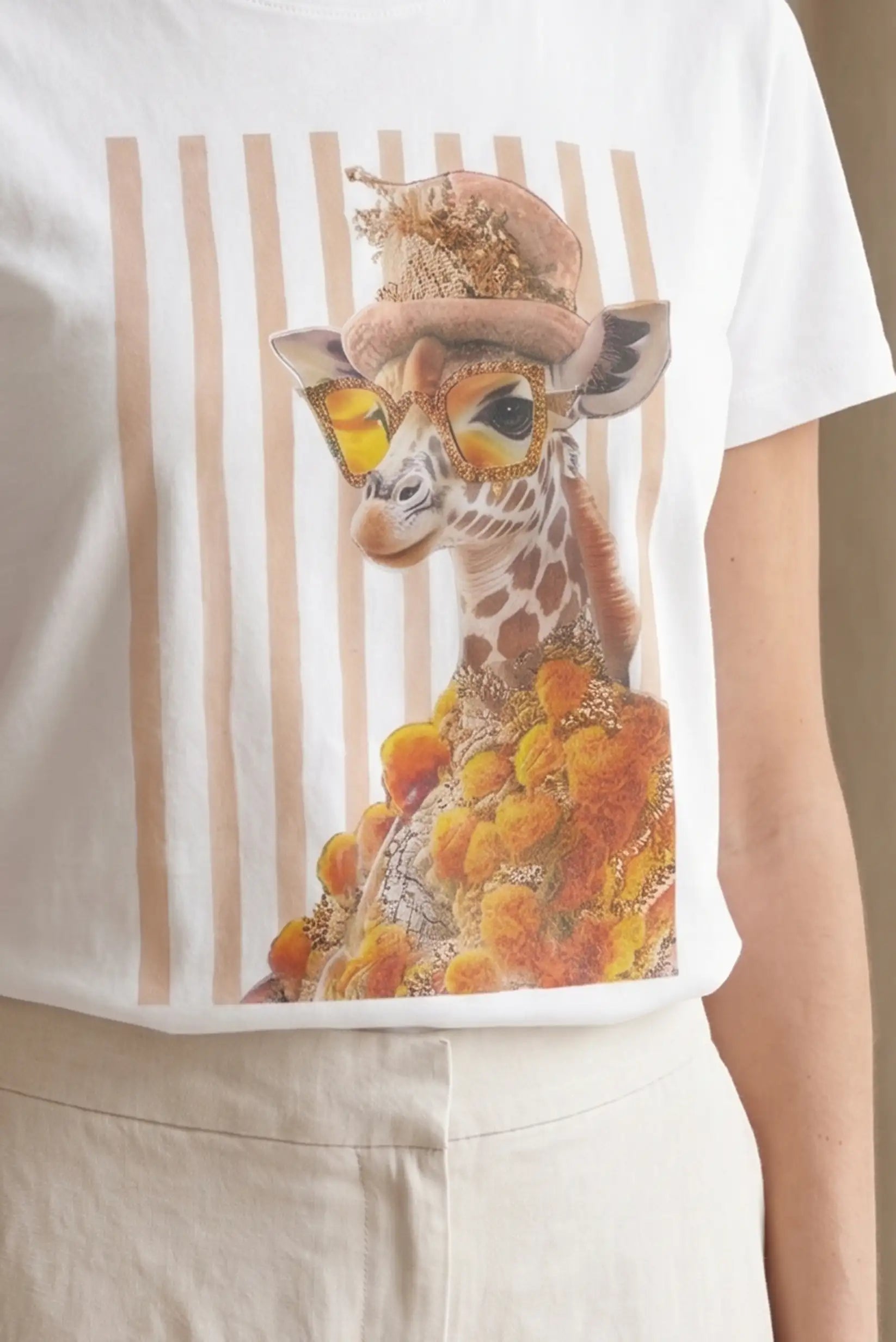 Camiseta blanca de mujer con estampado de jirafa con gafas y sombrero, moda casual divertida