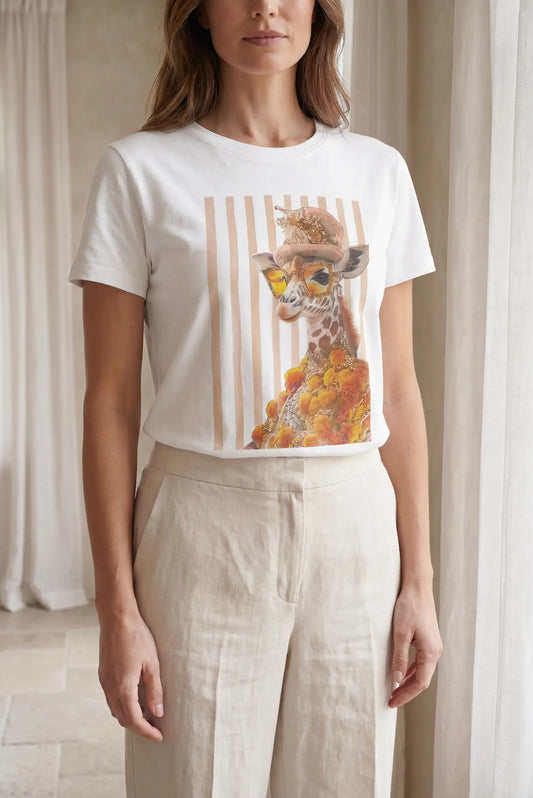Camiseta blanca de manga corta para mujer con ilustración de jirafa con gafas y sombrero.