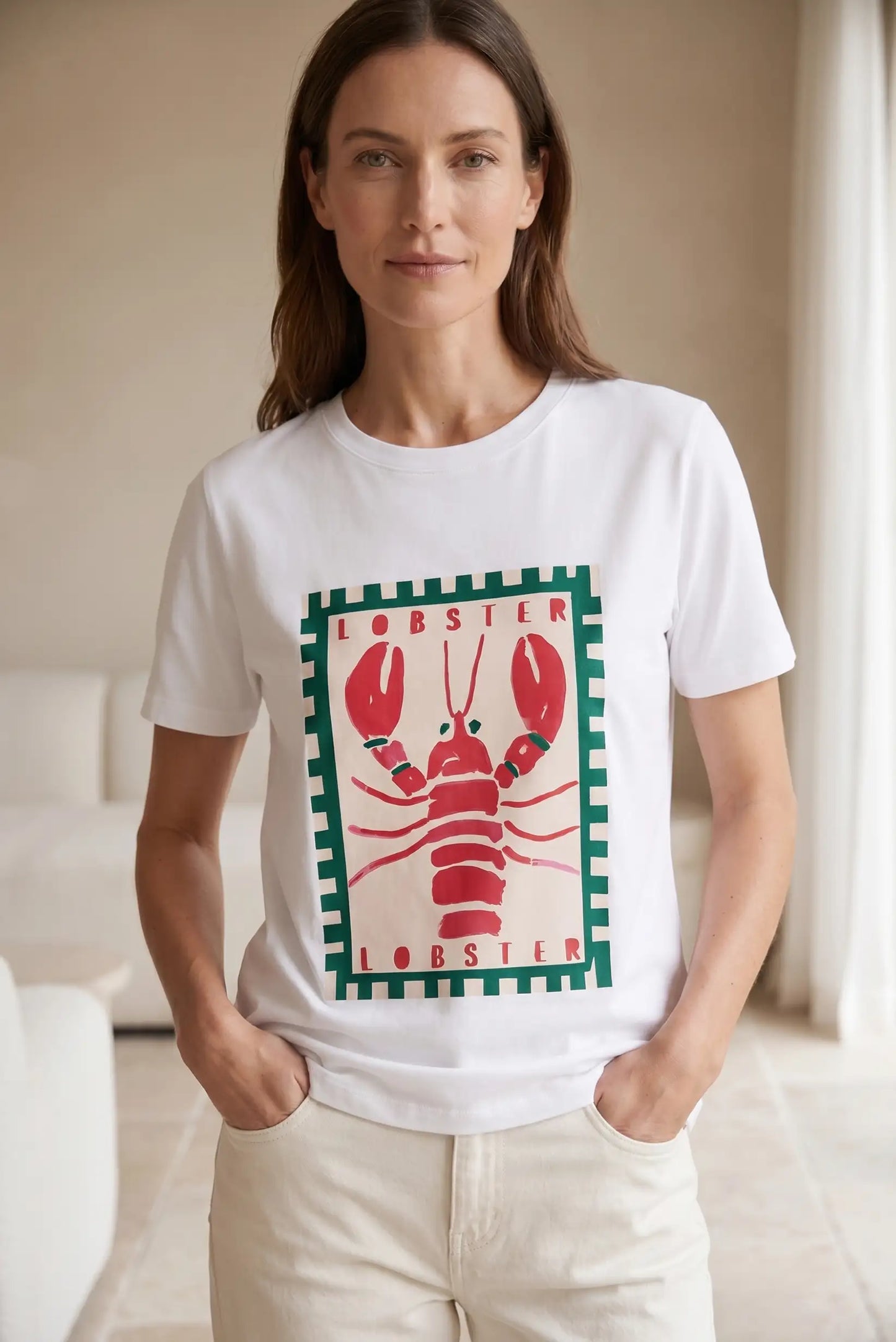 Mujer con camiseta blanca de manga corta y estampado de langosta roja, moda casual femenina.