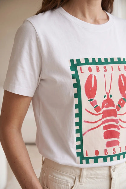 Camiseta blanca de mujer con manga corta y estampado de langosta roja en el pecho