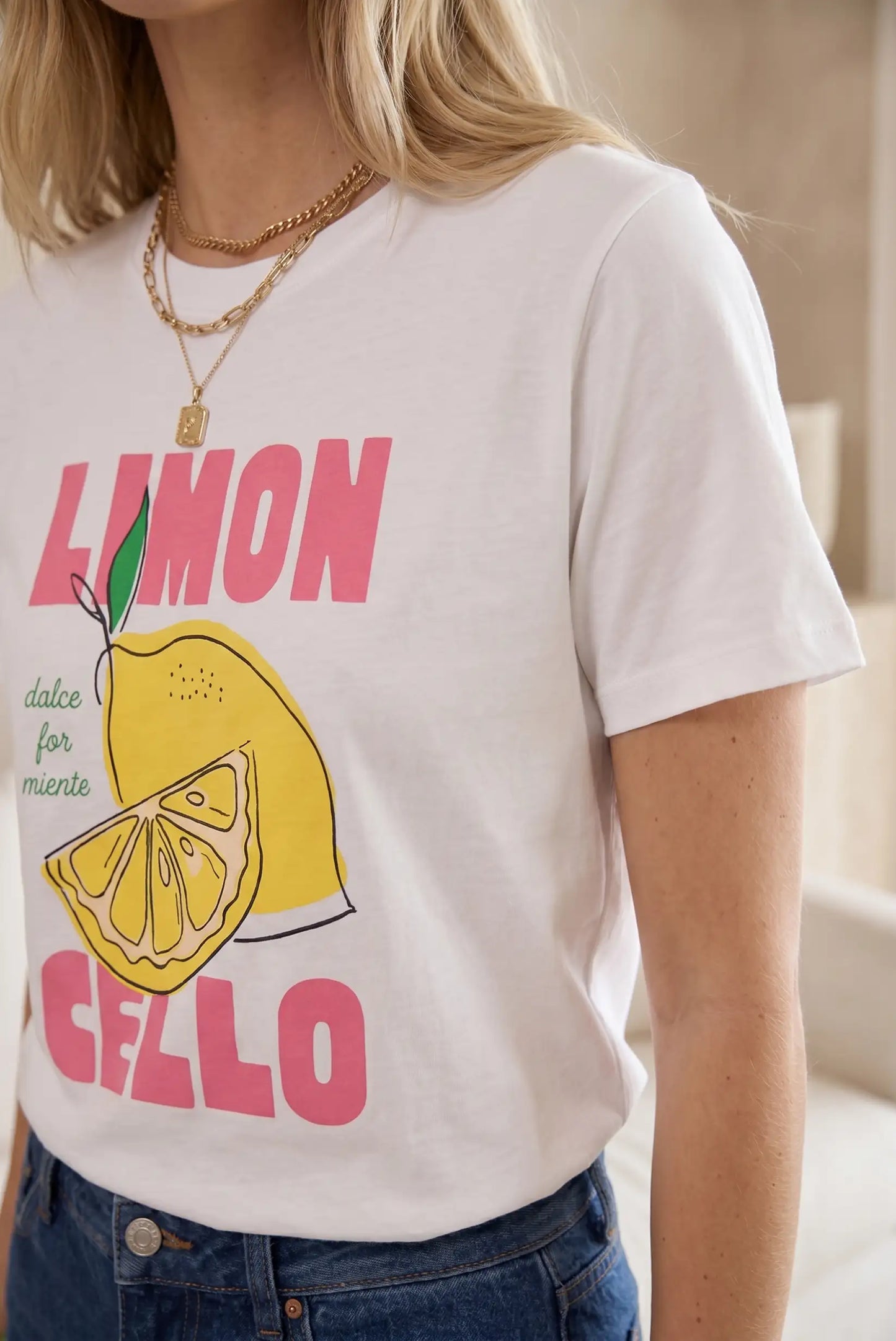 Camiseta blanca de mujer con estampado de limón y texto rosa, estilo casual, manga corta
