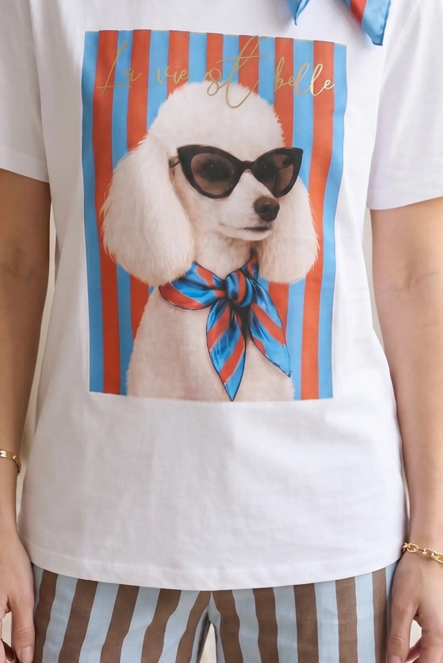 Camiseta blanca mujer con dibujo de caniche, gafas, pañuelo y rayas rojas y azules