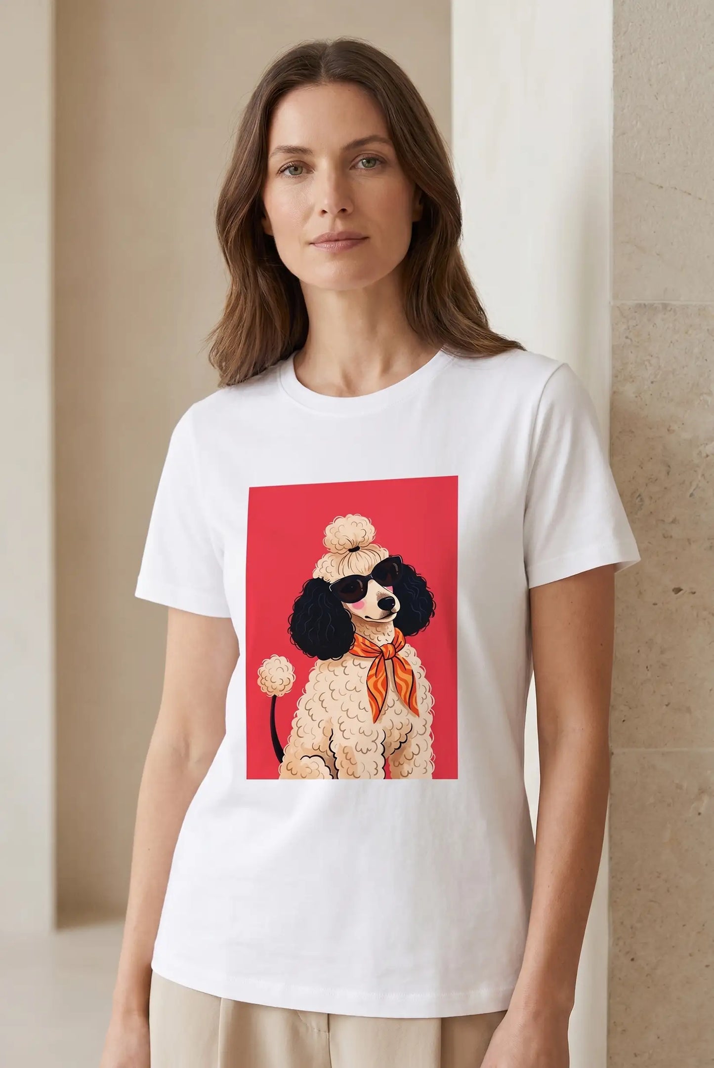 Mujer con camiseta blanca de manga corta con dibujo de caniche rojo con gafas y pañuelo