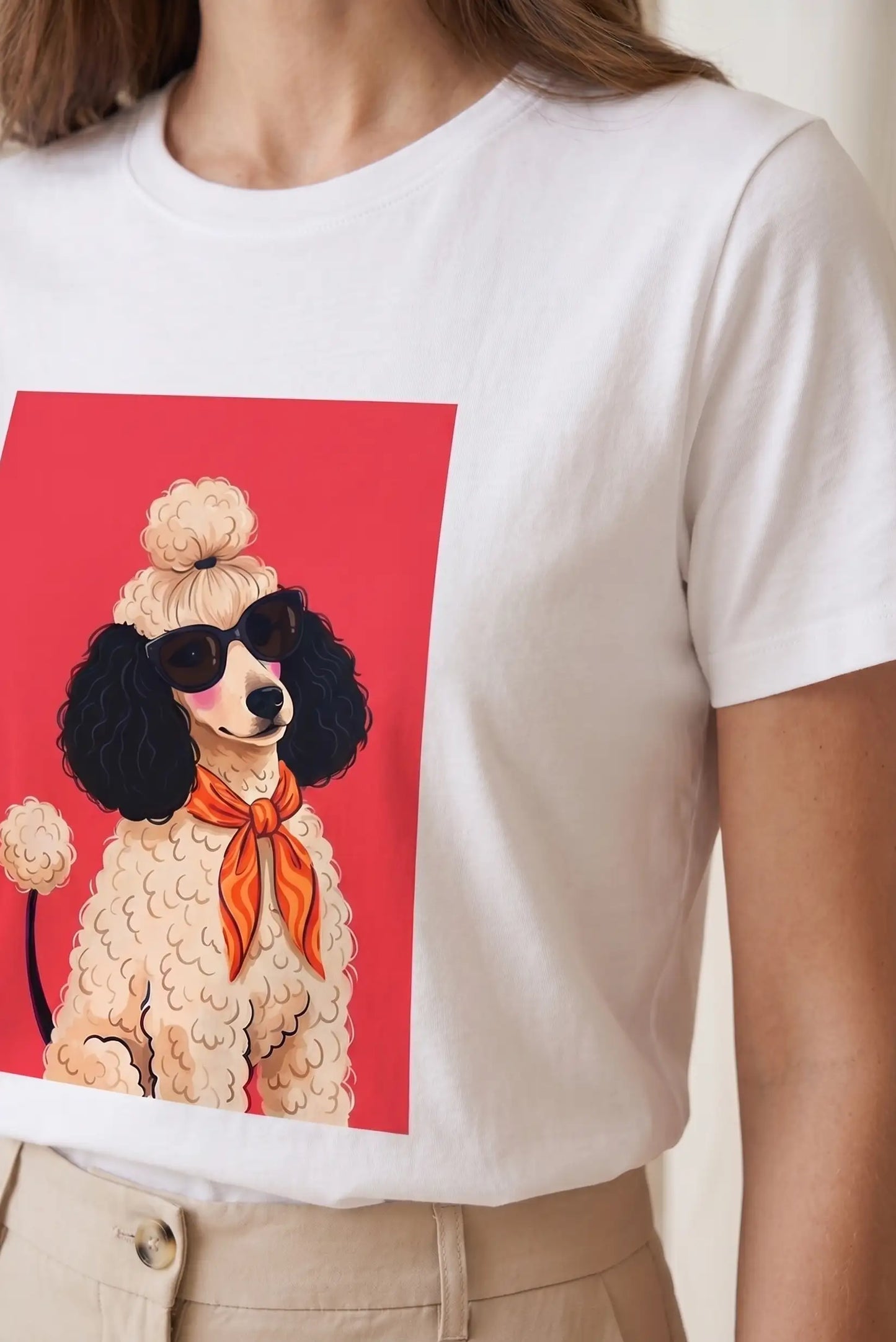Camiseta blanca de mujer con ilustración de caniche rojo, gafas de sol y pañuelo naranja.