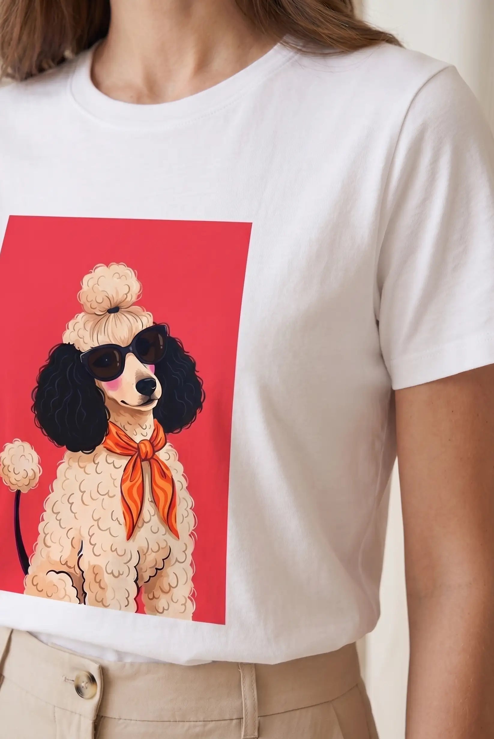 Camiseta blanca de mujer con ilustración de caniche rojo, gafas de sol y pañuelo naranja.