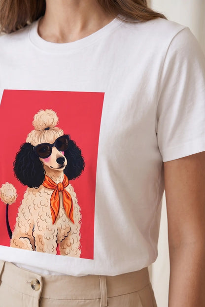 Camiseta blanca de mujer con ilustración de caniche rojo, gafas de sol y pañuelo naranja.