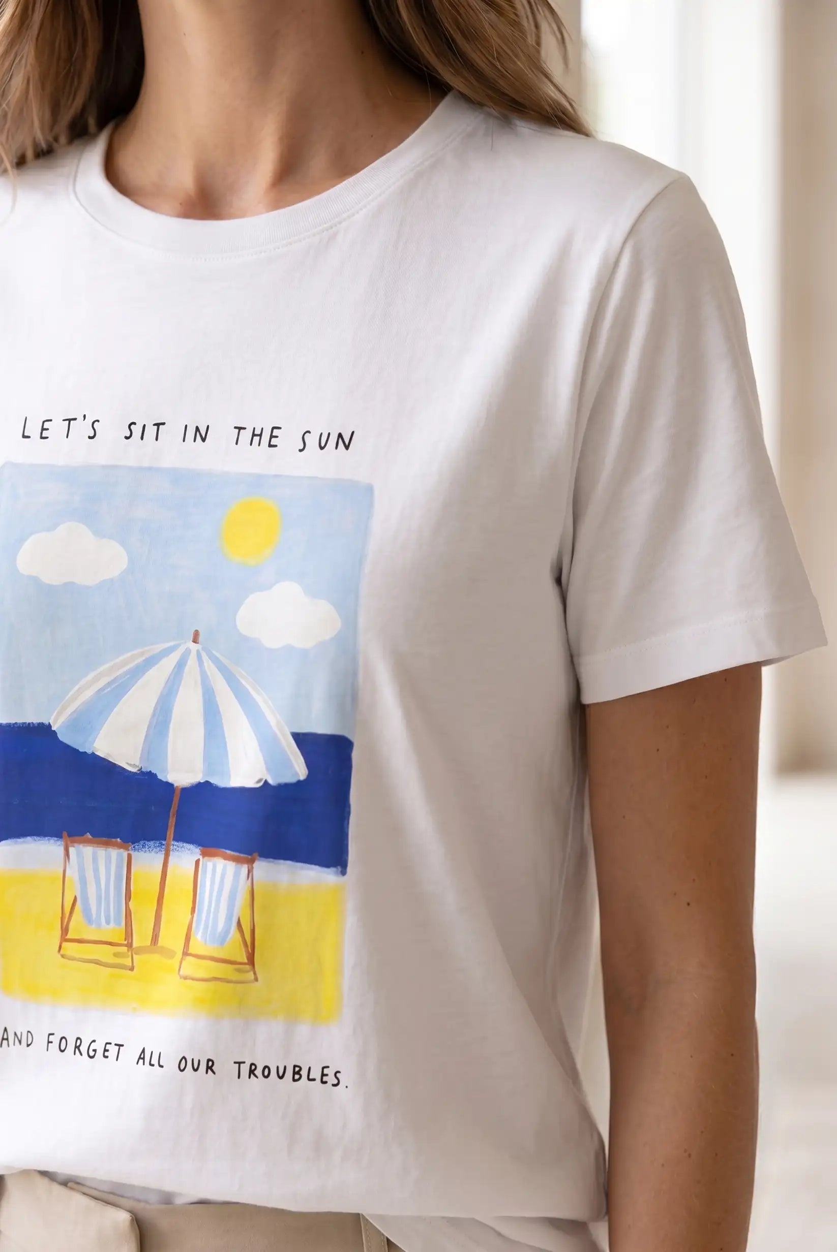 Camiseta blanca mujer manga corta con estampado playa, paraguas y sillas, estilo casual