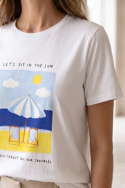 Camiseta blanca mujer manga corta con estampado playa, paraguas y sillas, estilo casual