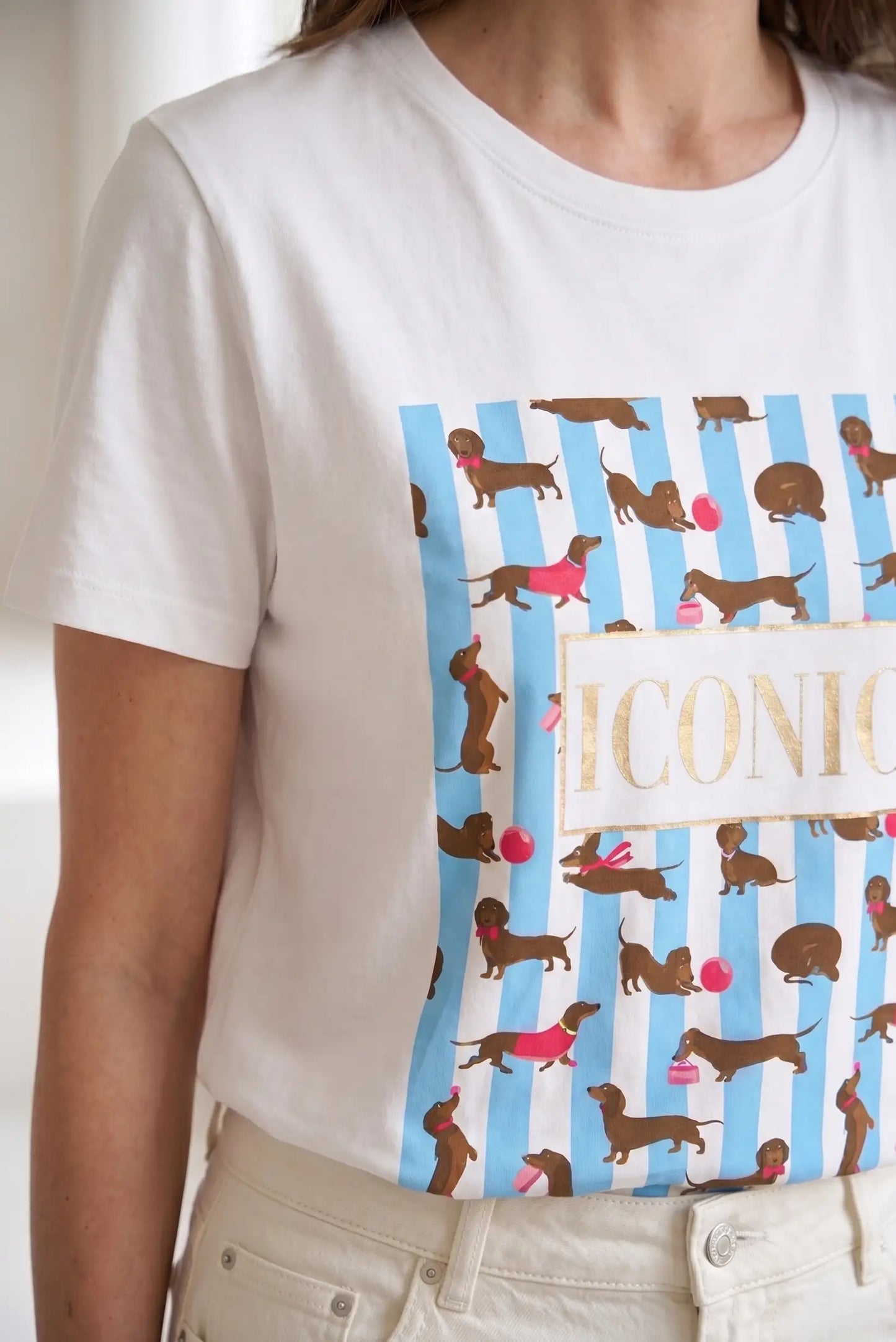 Camiseta mujer blanca manga corta con rayas azules y estampado de perros salchicha