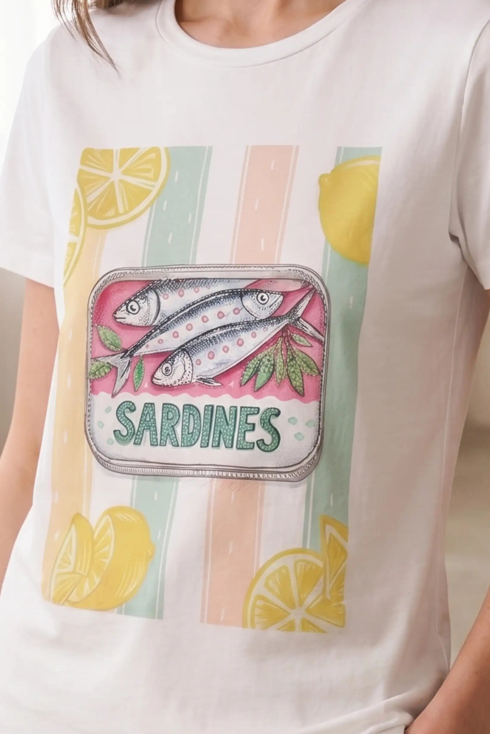 Camiseta manga corta mujer blanca con estampado de sardinas y limones, estilo casual y veraniego