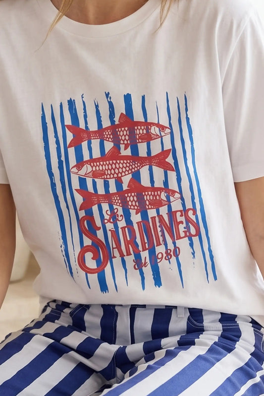 Camiseta mujer blanca manga corta con sardinas rojas y rayas azules, pantalón a rayas