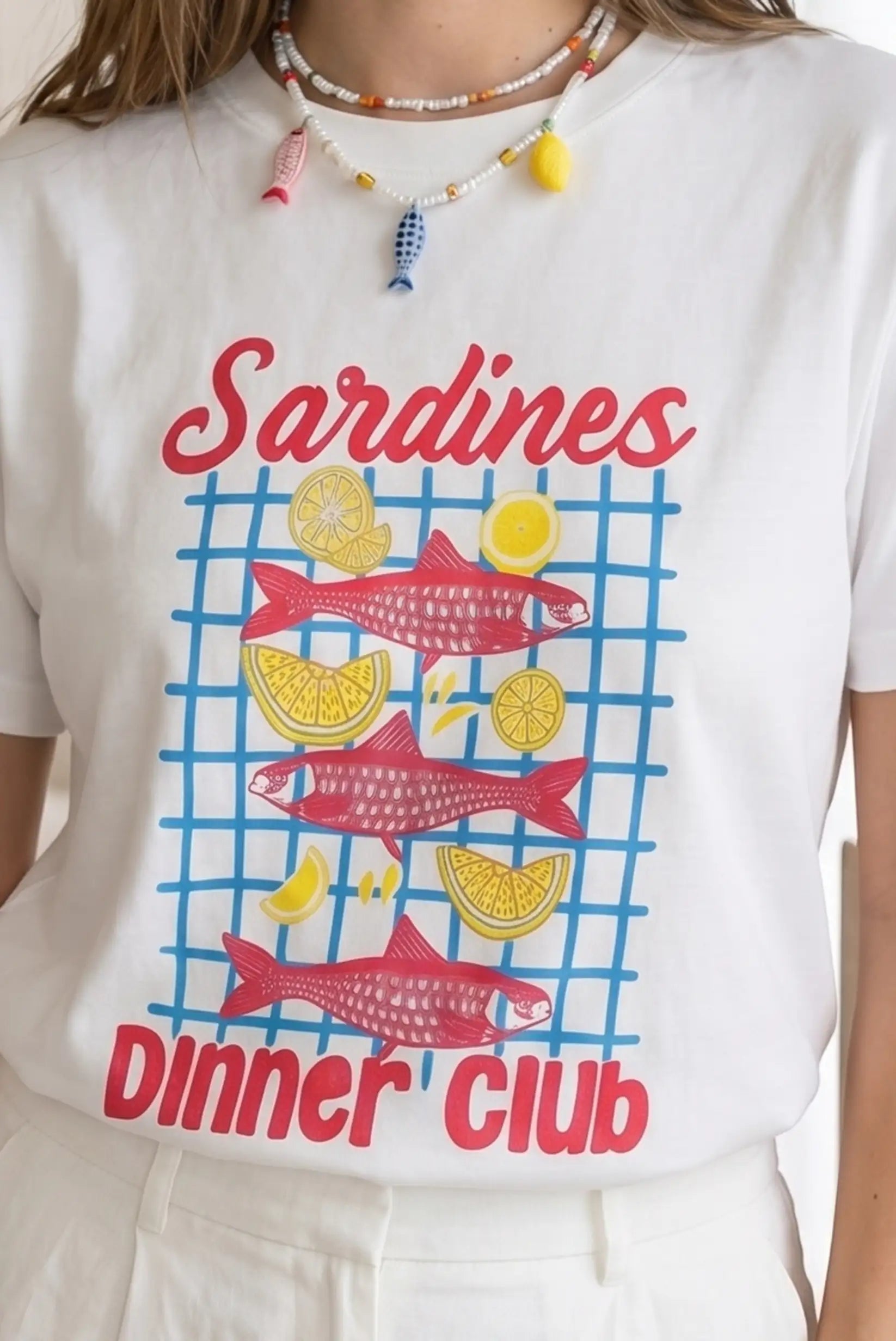 Camiseta blanca de mujer con estampado de sardinas rojas, limones y cuadros azules