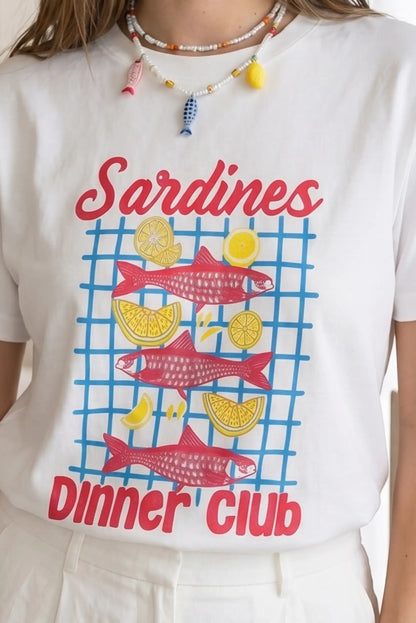 Camiseta blanca de mujer con estampado de sardinas rojas, limones y cuadros azules