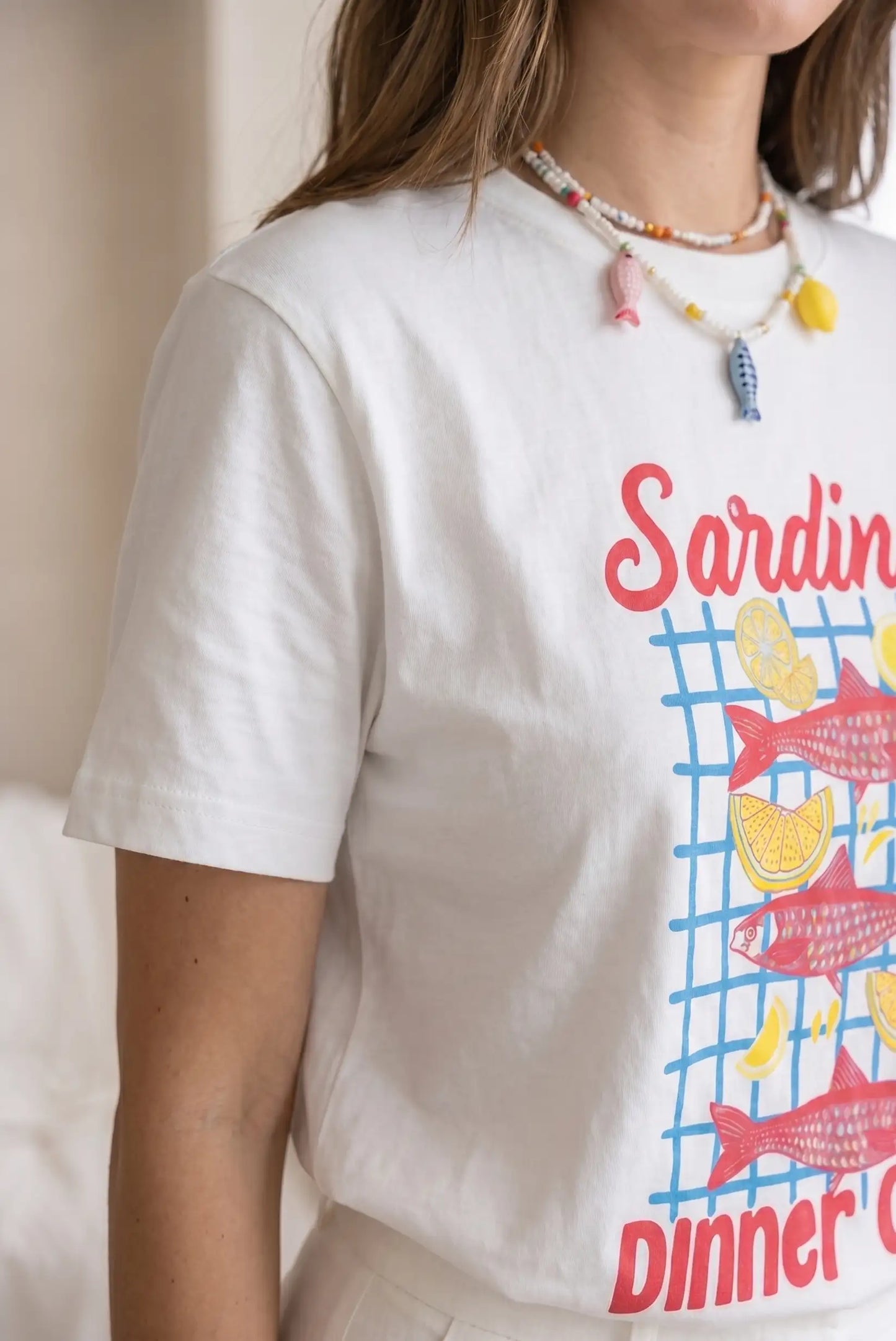 Camiseta blanca de mujer, manga corta, estampado de sardinas rojas y limones, estilo casual.