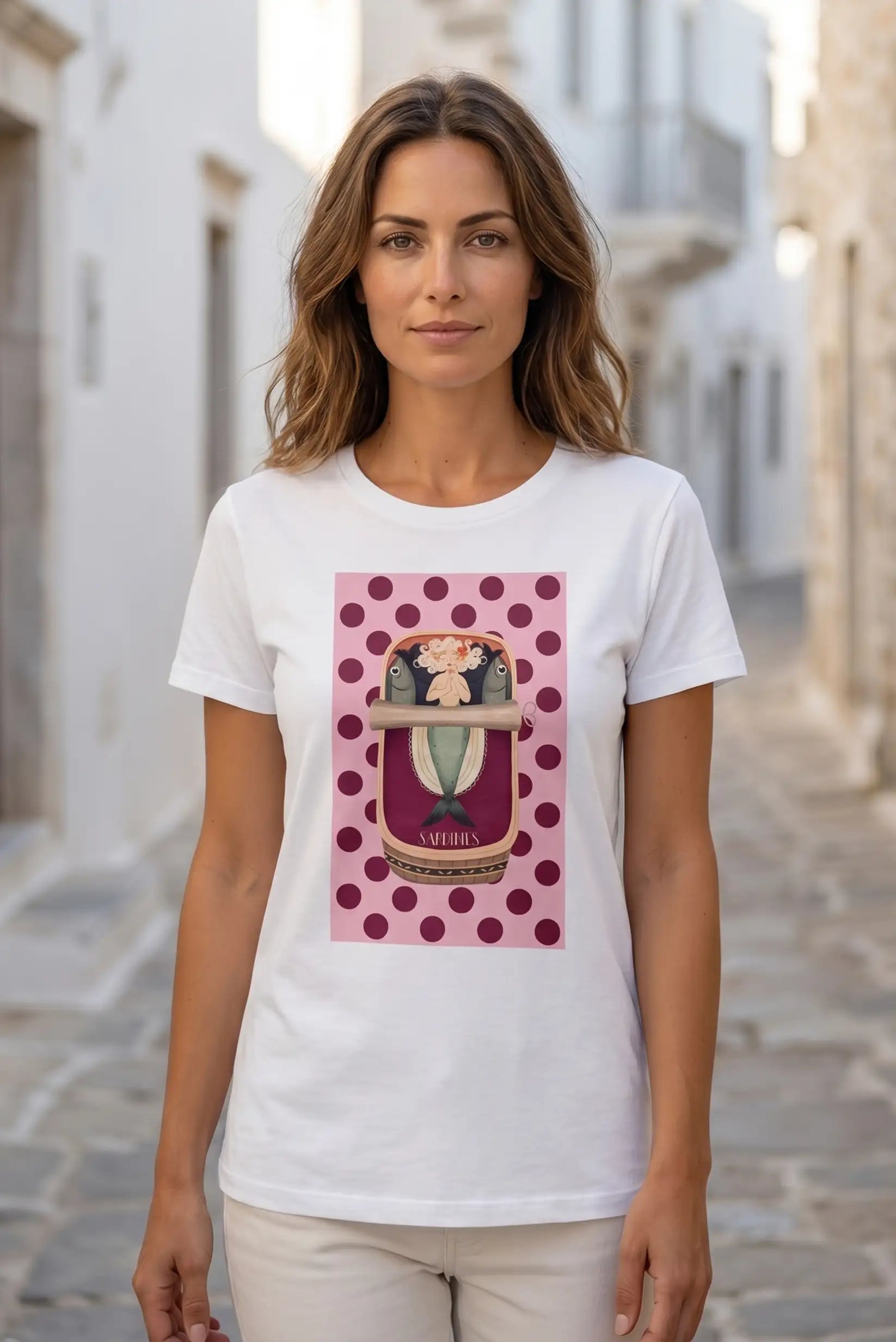 Camiseta blanca con diseño de sardinas y lunares, ideal para moda femenina casual y veraniega.