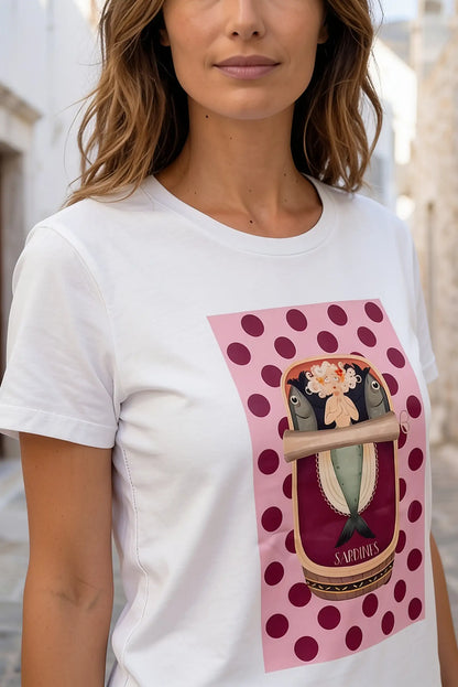 Camiseta blanca con diseño de sardinas y lunares, ideal para moda femenina casual y veraniega.
