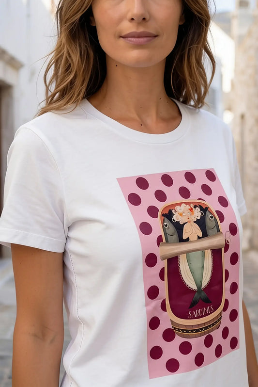 Camiseta blanca con diseño de sardinas y lunares, ideal para moda femenina casual y veraniega.