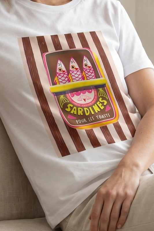 Camiseta blanca de mujer con estampado colorido de lata de sardinas en el pecho