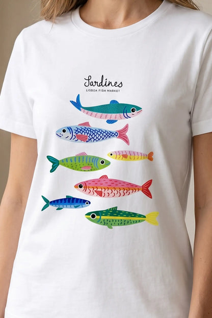 Camiseta blanca de mujer con ilustraciones de sardinas multicolor y texto decorativo.
