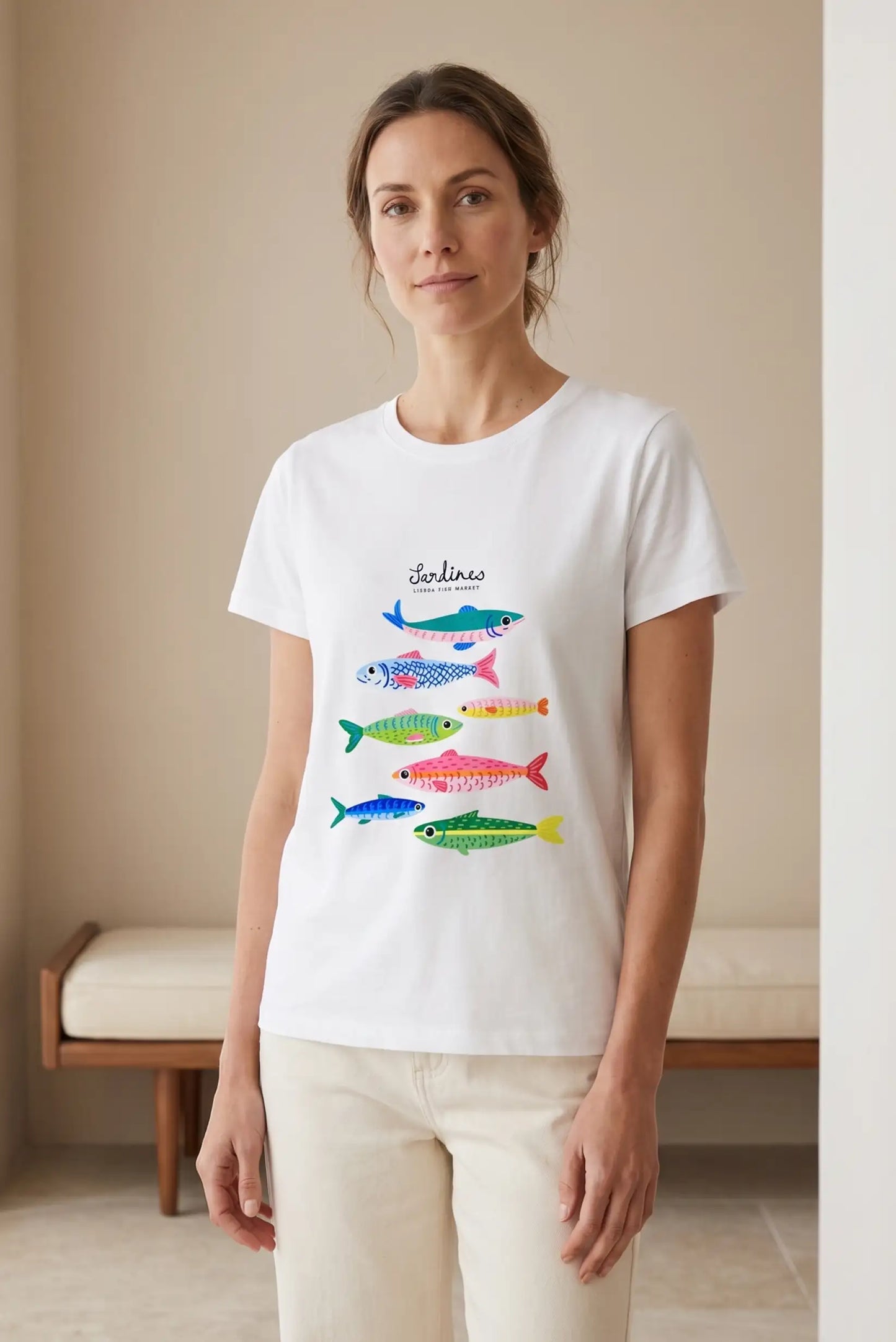 Camiseta blanca de mujer con estampado de sardinas coloridas, moda casual y cómoda.