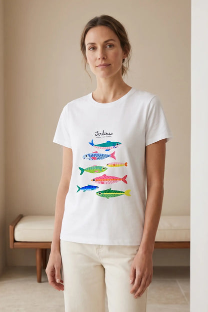 Camiseta blanca de mujer con estampado de sardinas coloridas, moda casual y cómoda.