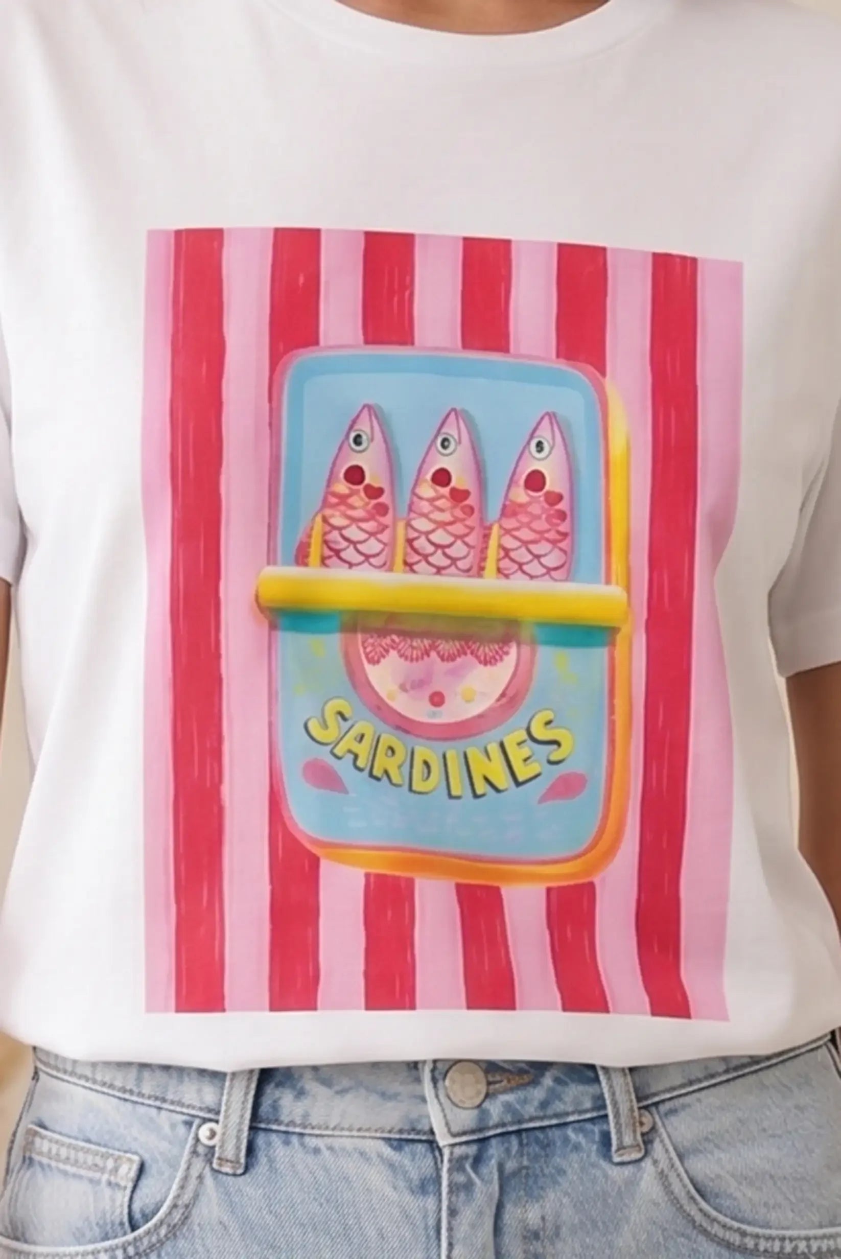 Camiseta blanca de mujer con diseño de sardinas rosas en lata y fondo de rayas rojas