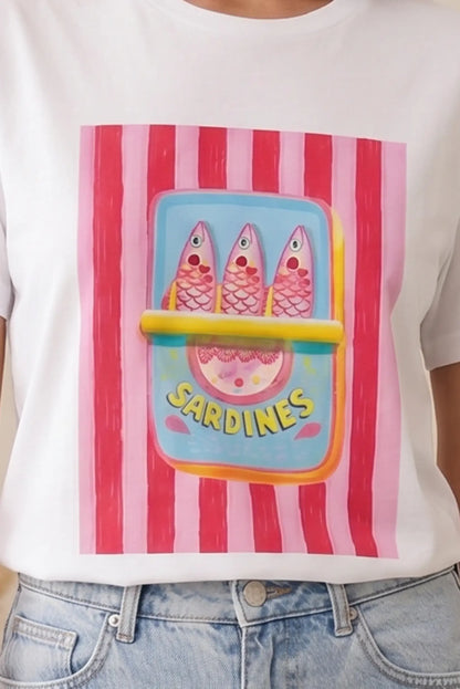 Camiseta blanca de mujer con diseño de sardinas rosas en lata y fondo de rayas rojas
