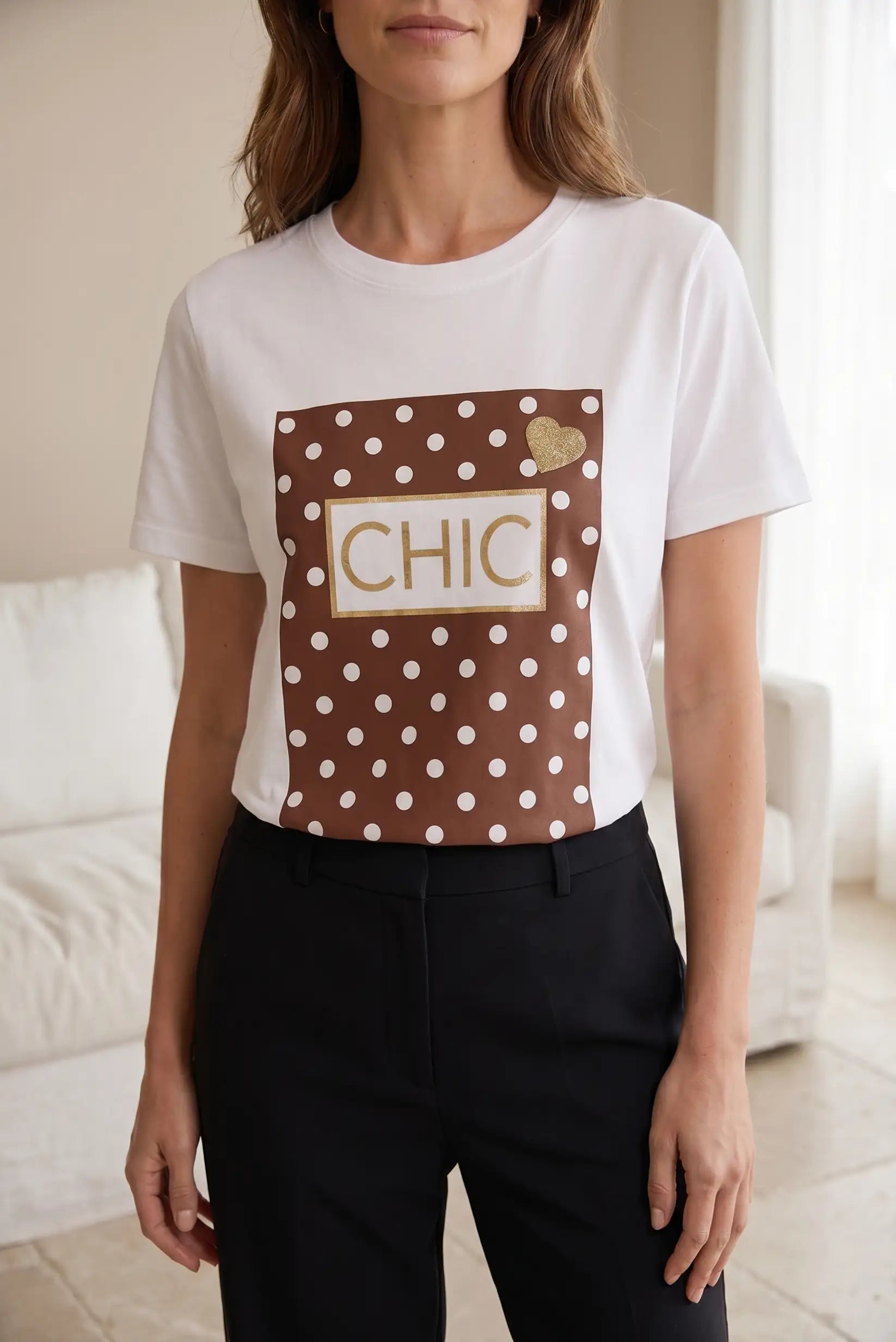 Camiseta blanca de mujer con estampado marrón de lunares y palabra CHIC en dorado