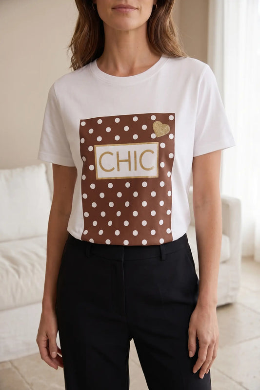 Camiseta blanca de mujer con estampado marrón de lunares y palabra CHIC en dorado