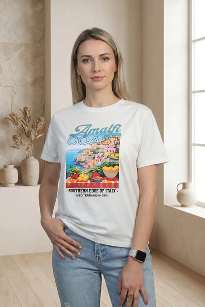 Mujer con camiseta blanca de manga corta con estampado colorido de Amalfi Coast y jeans celestes