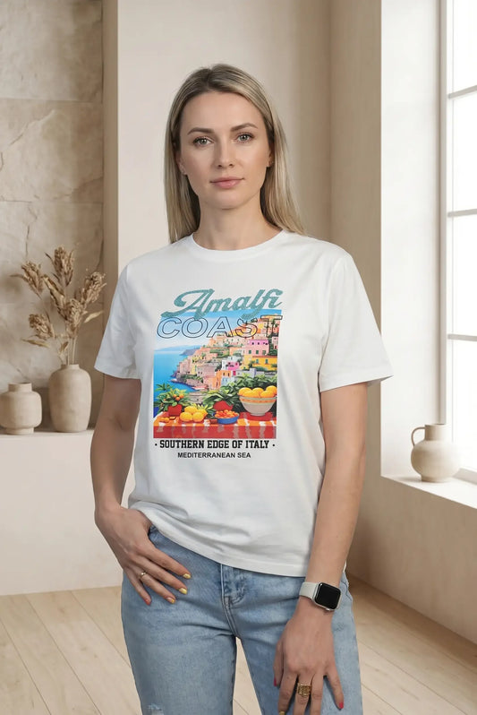 Mujer con camiseta blanca de manga corta con estampado colorido de Amalfi Coast y jeans celestes