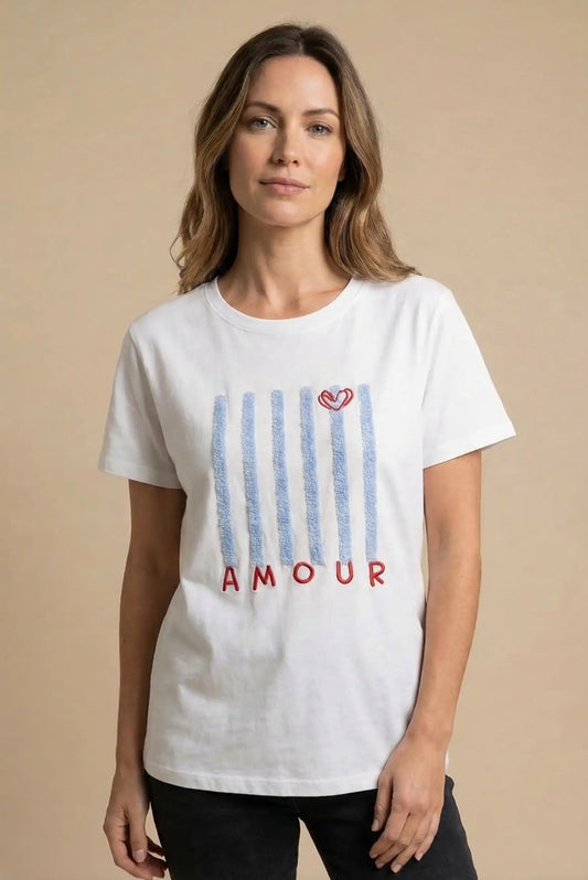 Mujer con camiseta blanca de primavera, estampado azul y rojo, palabra 'Amour' y corazón.