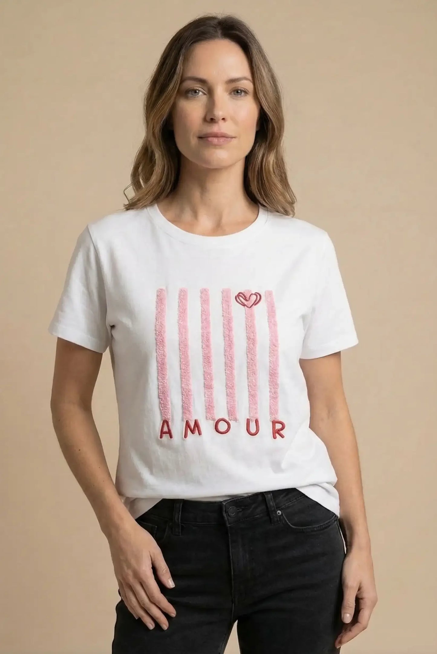 Camiseta blanca de mujer con diseño rosa y la palabra 'Amour', estilo casual y primaveral.
