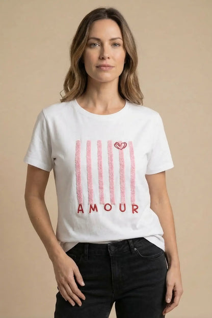 Camiseta blanca de mujer con diseño rosa y la palabra 'Amour', estilo casual y primaveral.