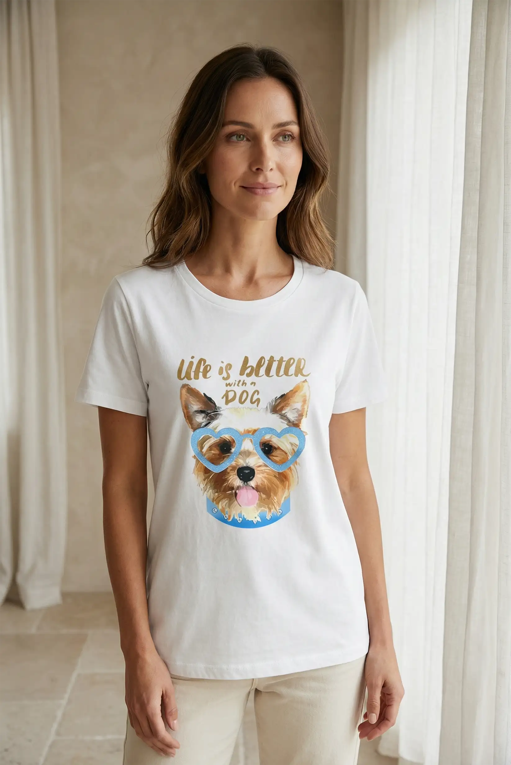 Mujer con camiseta blanca de algodón con estampado de perro y gafas azules, look casual femenino.
