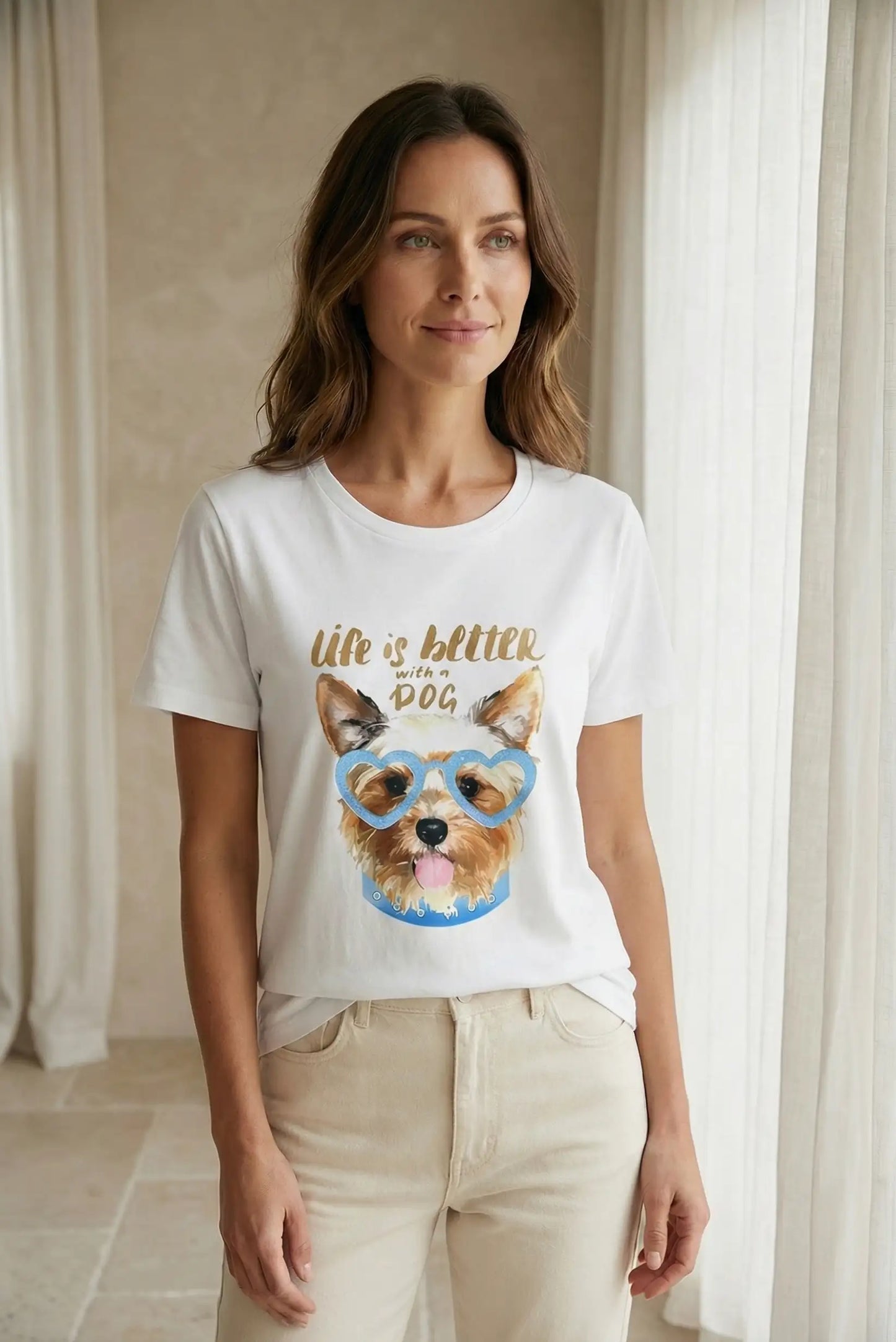 Mujer con camiseta blanca estampada de perro con gafas azules, estilo casual primaveral.