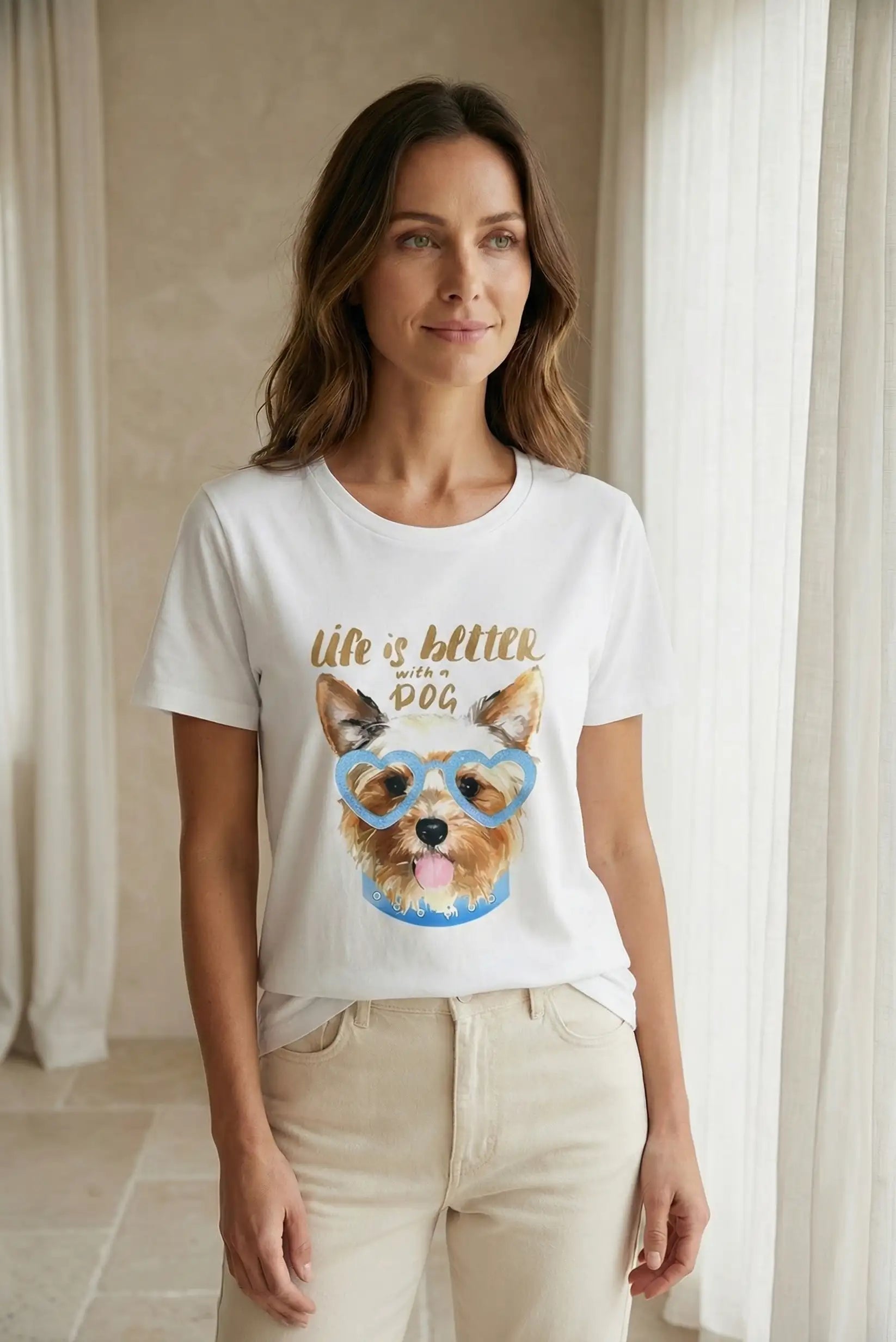 Mujer con camiseta blanca estampada de perro con gafas azules, estilo casual primaveral.