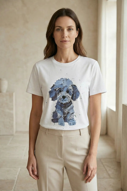 Mujer con camiseta blanca de manga corta y estampado de perrito azul, moda casual femenina.
