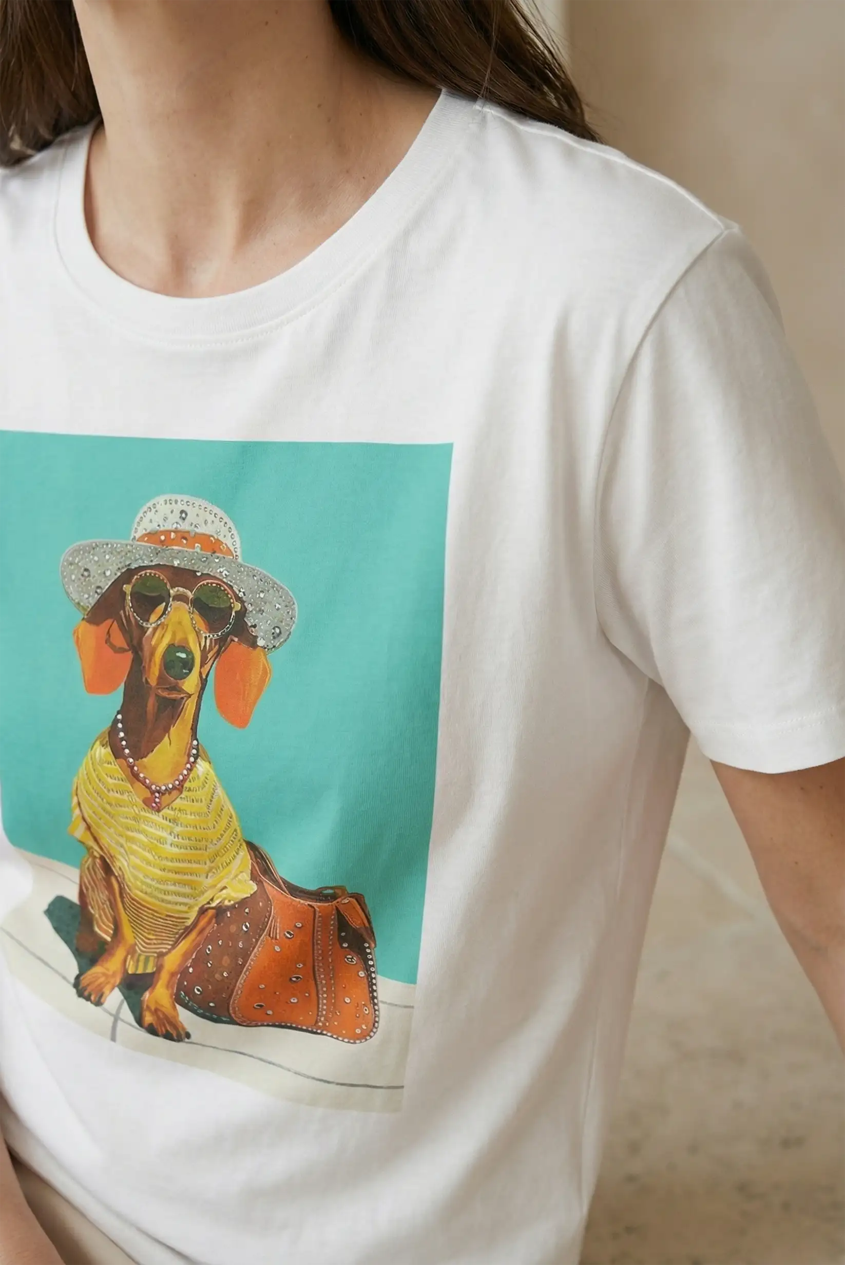 Camiseta blanca mujer con estampado de perro salchicha con sombrero y gafas, estilo casual