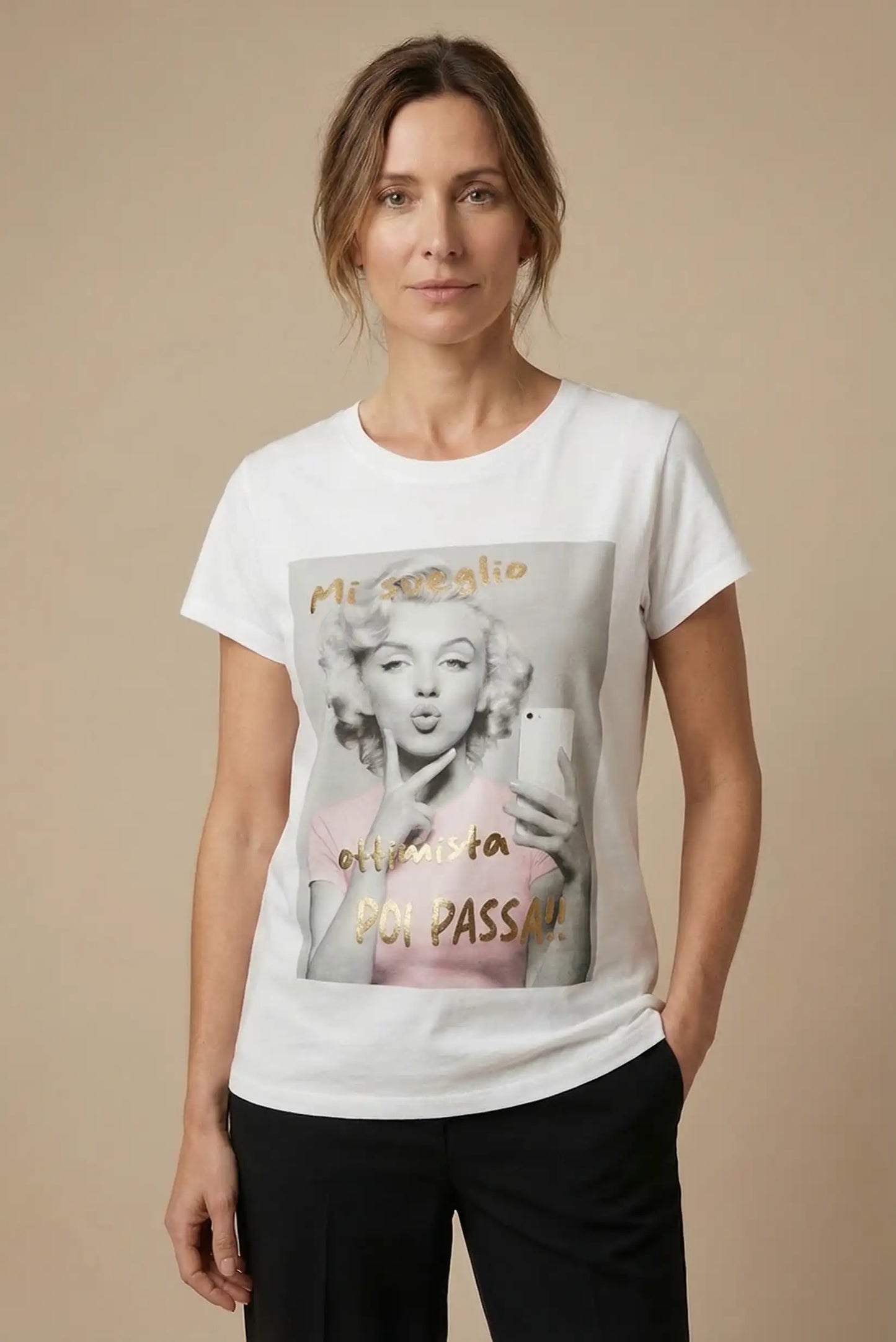 Camiseta mujer blanca con estampado de foto retro y letras doradas, look casual primavera
