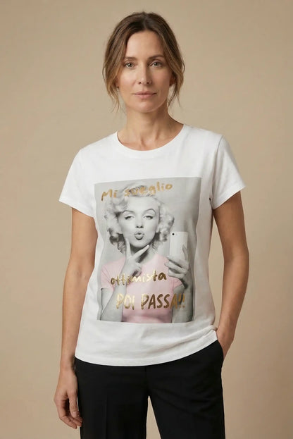 Camiseta mujer blanca con estampado de foto retro y letras doradas, look casual primavera