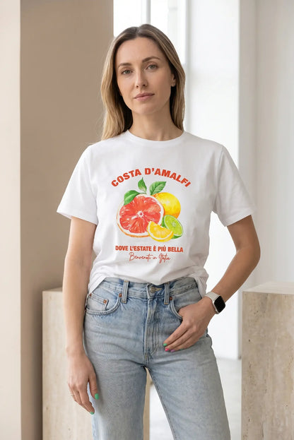 Mujer con camiseta blanca de estampado frutas Costa Amalfi y jeans claros, estilo casual femenino.