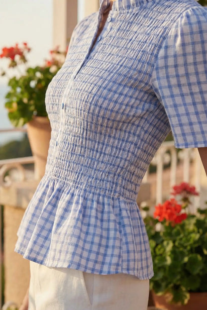 Camiseta fruncida de mujer con cuadros azul y blanco, manga corta, ambiente veraniego
