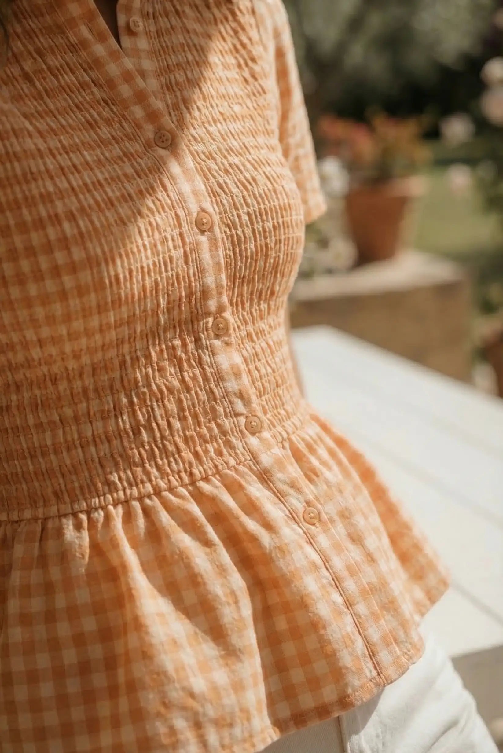 Camiseta de mujer fruncida de cuadros naranja con botones y volante, estilo casual