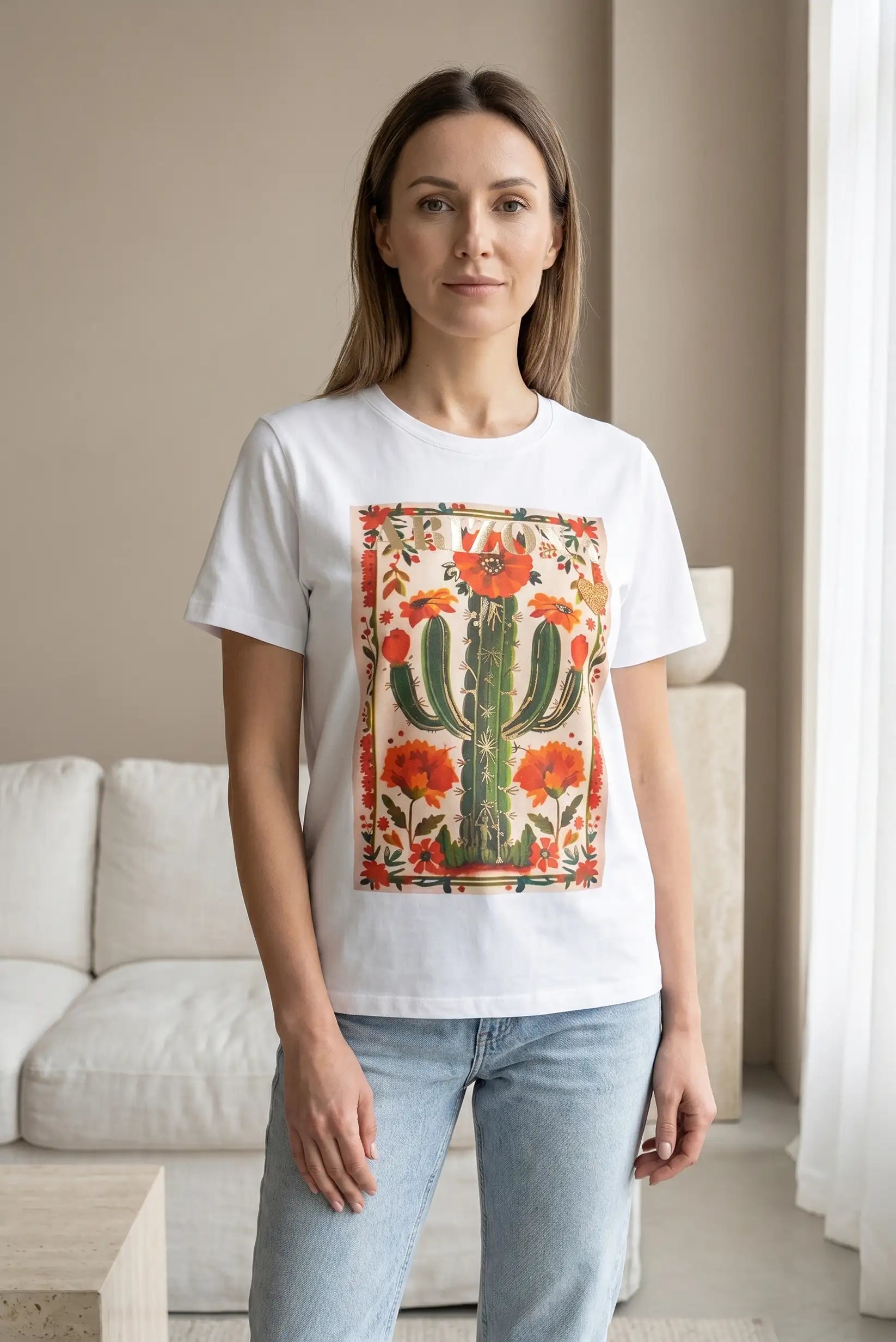 Mujer con camiseta blanca de manga corta estampada con cactus y flores rojas, estilo casual