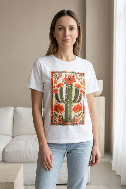 Mujer con camiseta blanca de manga corta estampada con cactus y flores rojas, estilo casual