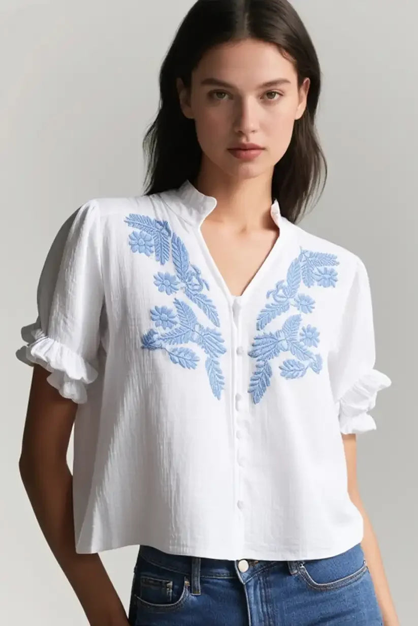 Camisa manga corta blanca con bordados florales azul celeste - CHICA del Sur